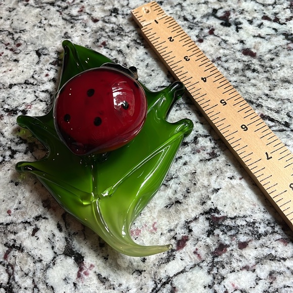 Vintage Hand Blown Glass Lady bug on a green glass leaf paper weight. 2.5 x 8” - Picture 2 of 5
